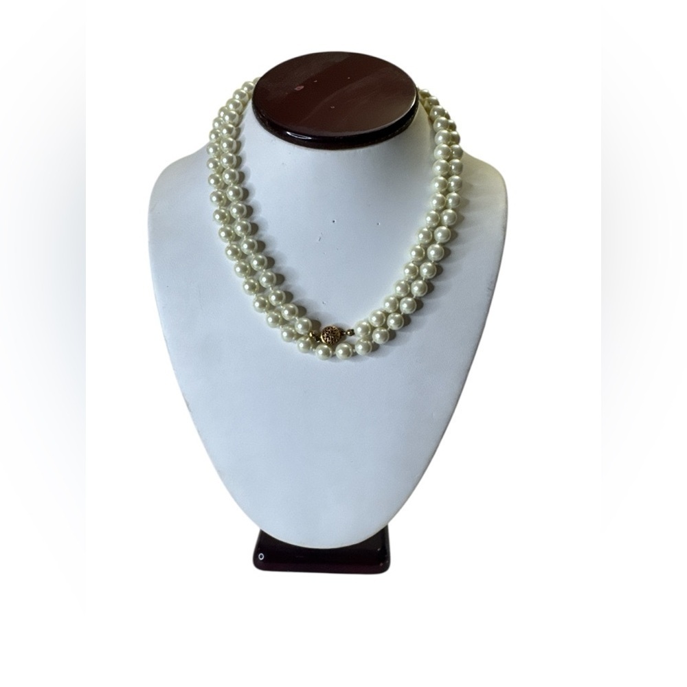 Elegant Pearl Necklace with Gold Clasp